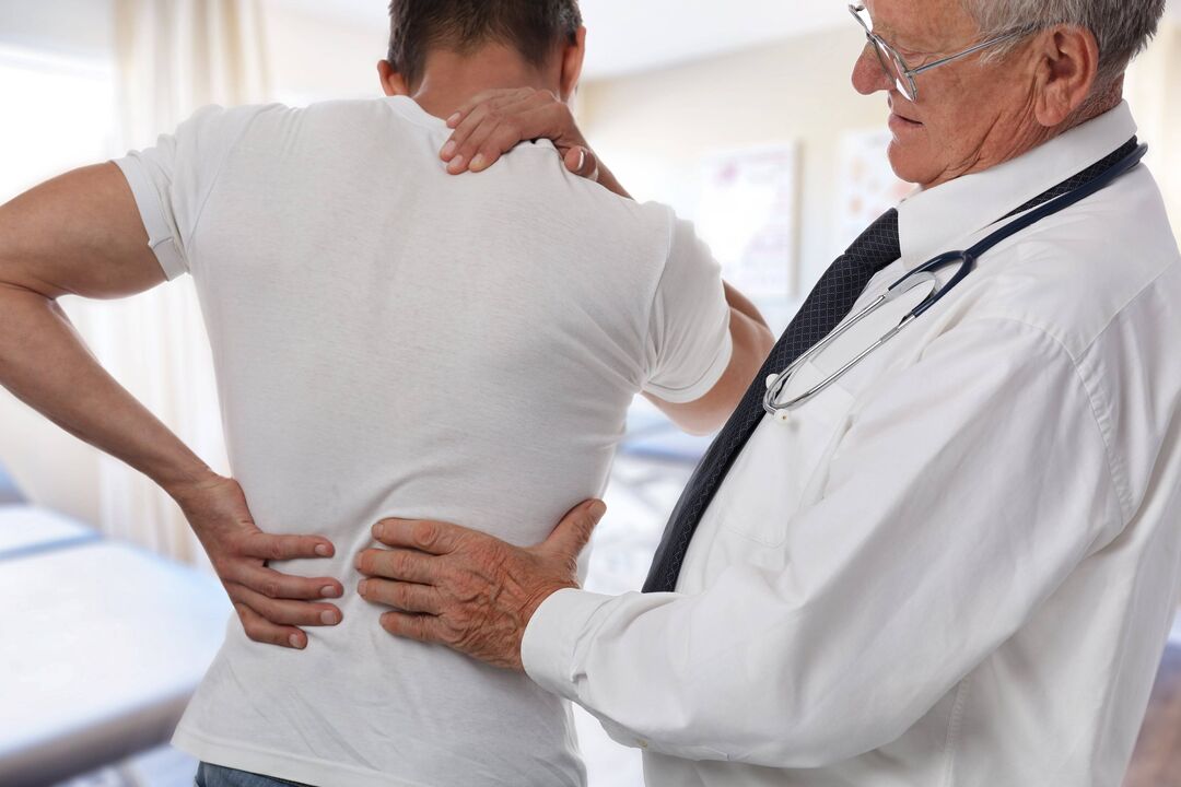 medic care examinează un pacient cu dureri de spate
