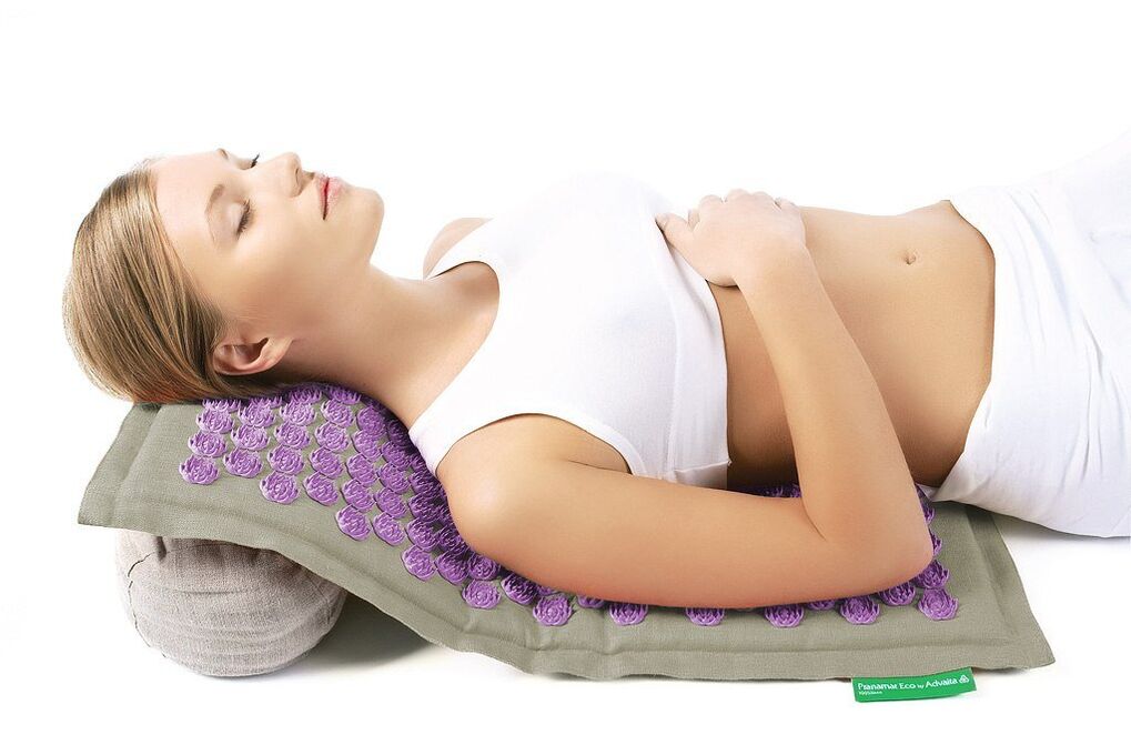 Aplicatorul de ac va ajuta în lupta împotriva osteocondrozei coloanei cervicale