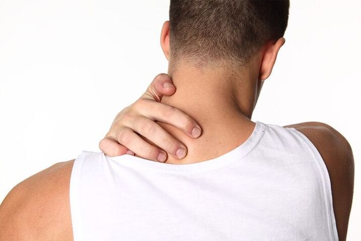 În prima etapă a osteocondrozei coloanei cervicale, apare disconfort la nivelul gâtului.